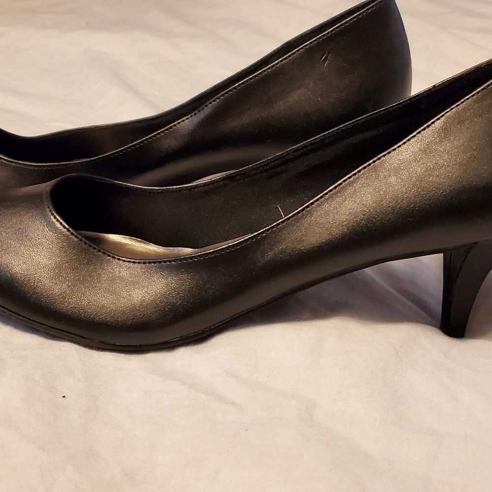 Pointed toe kitten heels
